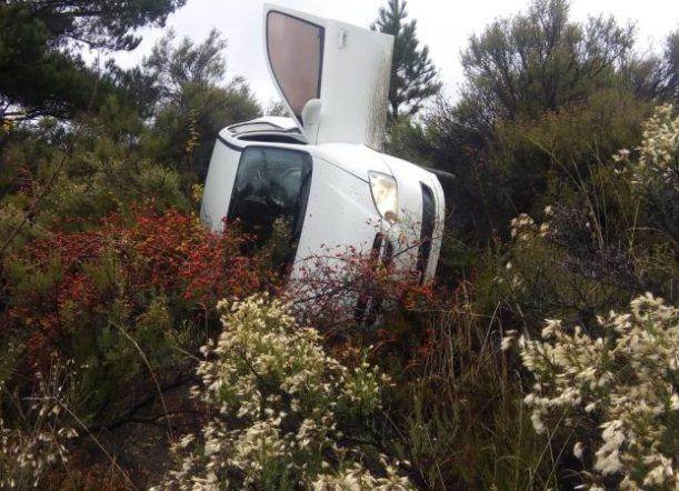 Volcó, bajó del auto y la encontraron a pocos metros