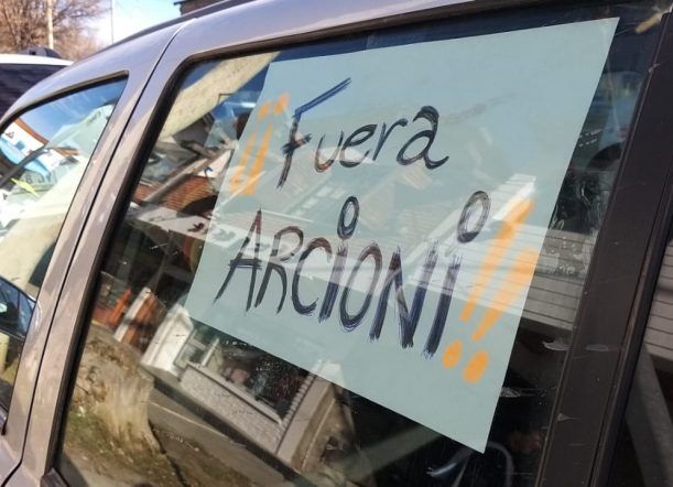 Los docentes hicieron una caravana por el pago de sueldos