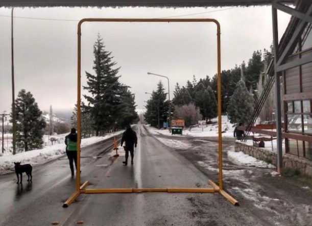Portada: Montaron un arco de desinfección que no fue ordenado