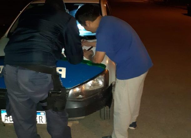 No respetó la cuarentena e intentó pelear con policías