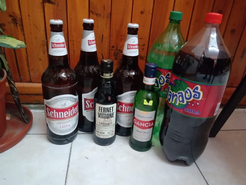 Rompieron el aislamiento para comprar bebidas alcohólicas