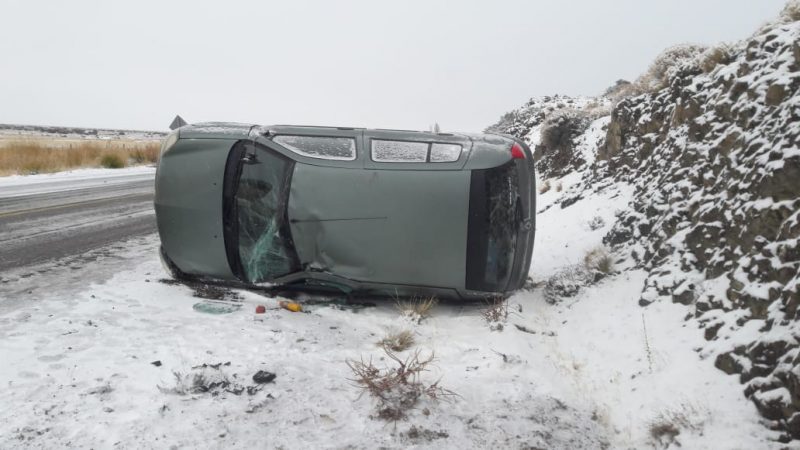 Nieve en Ruta 40: Perdió el control y volcó