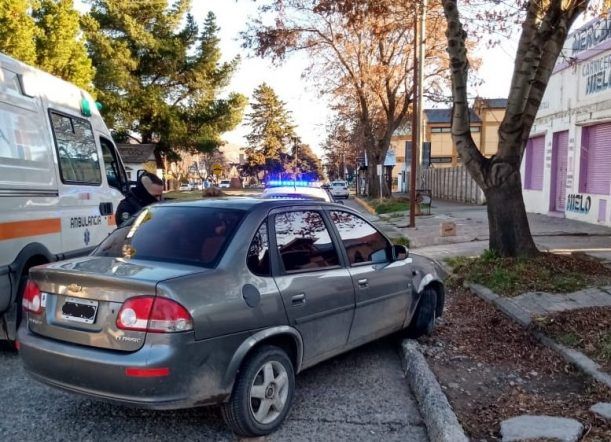 Se descompensó y chocó contra el cordón