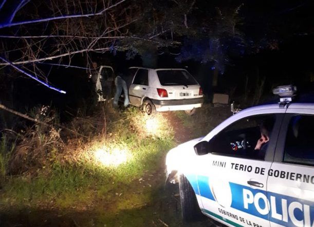Hallan auto robado que habían escondido cerca del Río Azul