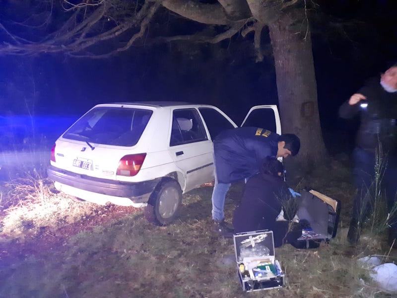 Hallan auto robado que habían escondido cerca del Río Azul