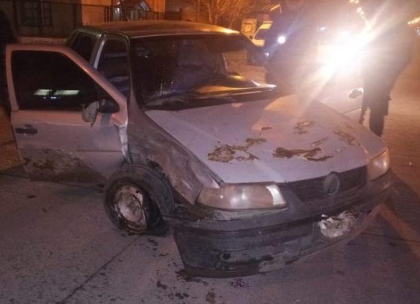 Manejaba ebrio, chocó un auto estacionado y fue demorado
