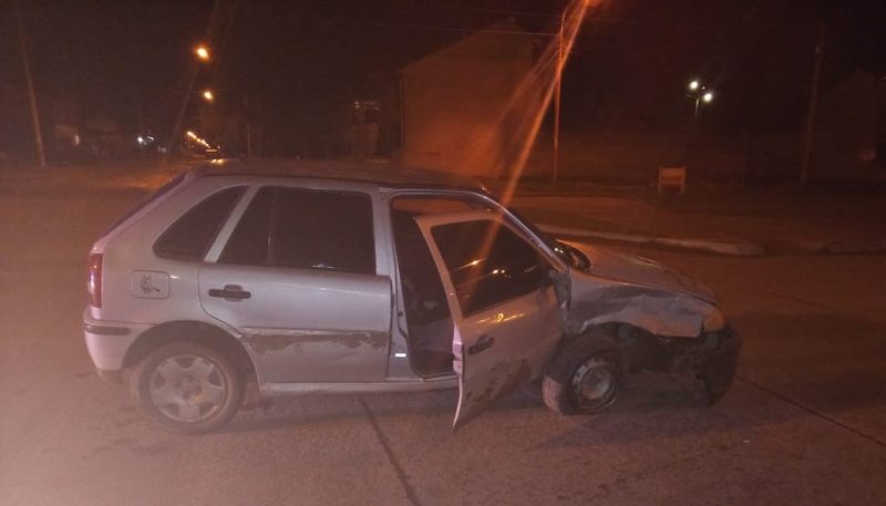 Manejaba ebrio, chocó un auto estacionado y fue demorado