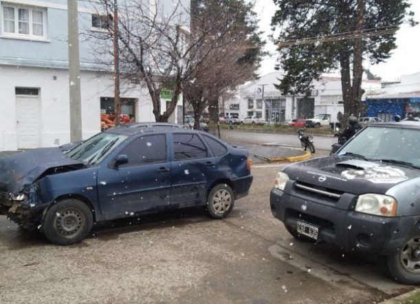 Esquel: Fuerte impacto entre una camioneta y un auto