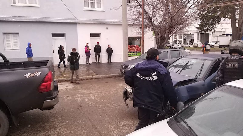 Esquel: Fuerte impacto entre una camioneta y un auto