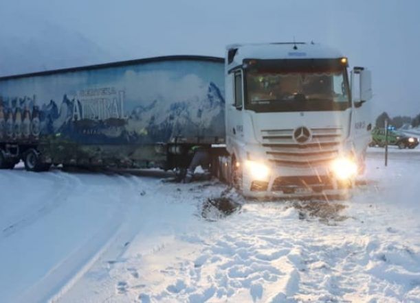 Camión despistó en el cruce de rutas 259 y 40