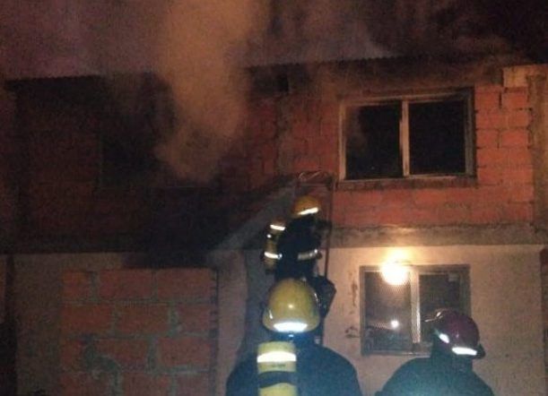 Piden ayuda tras un incendio: “Mi vieja perdió todo”