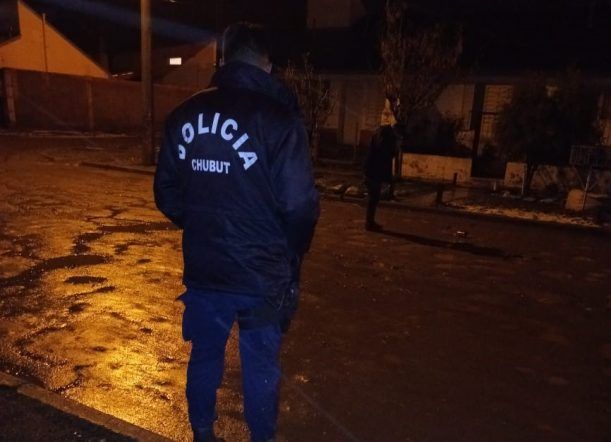 Atacó a vecinos y policía con piedras y una molotov