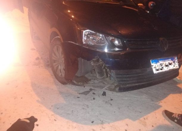 Iba en trineo y terminó impactando contra un auto