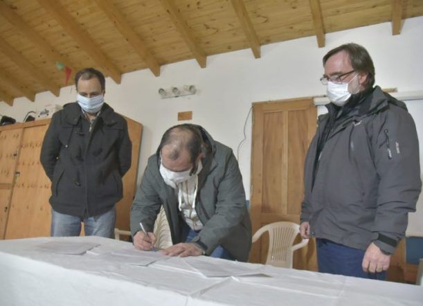 Lago Puelo: Firman acuerdo para la regularización de tierras