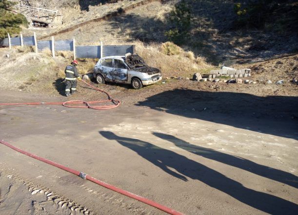 Un auto incendiado, un demorado y un lesionado