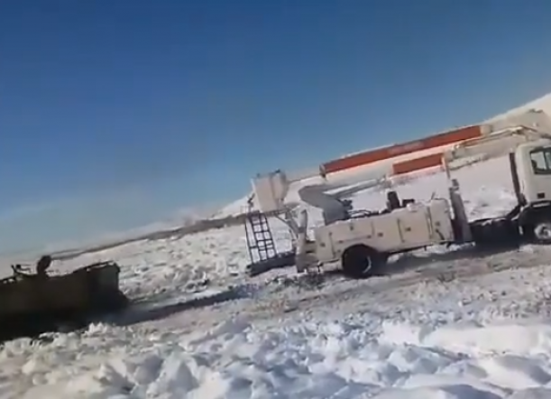 Dos Unimog del Regimiento rescataron una grúa en la nieve