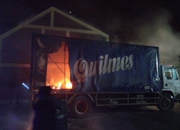 Sofocaron un incendio de un camión de bebidas