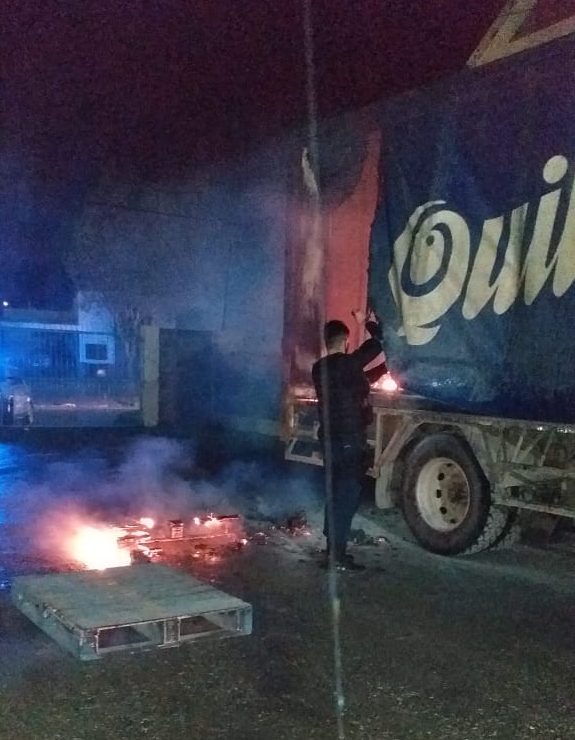 Sofocaron un incendio de un camión de bebidas