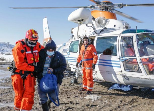 Cushamen: Evacúan en helicóptero a otras cuatro personas aisladas