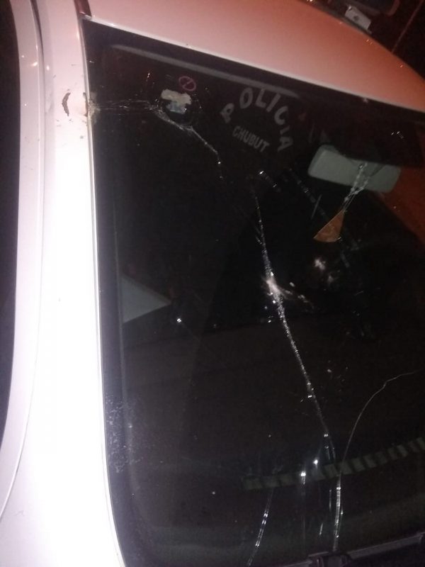 Atacan con piedras a un taxi y un móvil policial