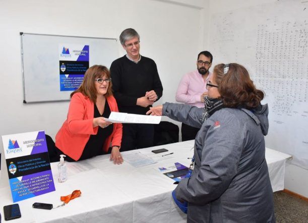 El Municipio entregó siete microcréditos a vecinos