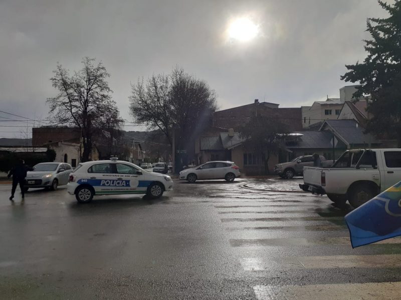 Camioneta embistió a una mujer en esquina céntrica de Esquel