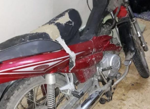 Circulaba ebrio en una moto sin papeles y chocó