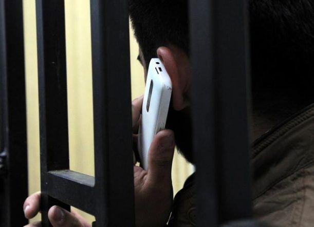 Secuestran celulares a detenidos en una comisaría