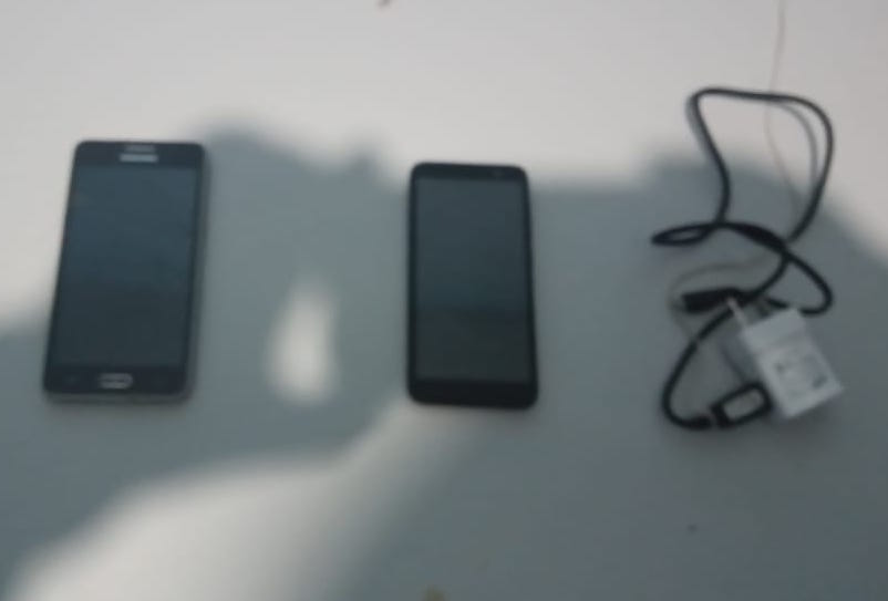 Secuestran celulares a detenidos en una comisaría