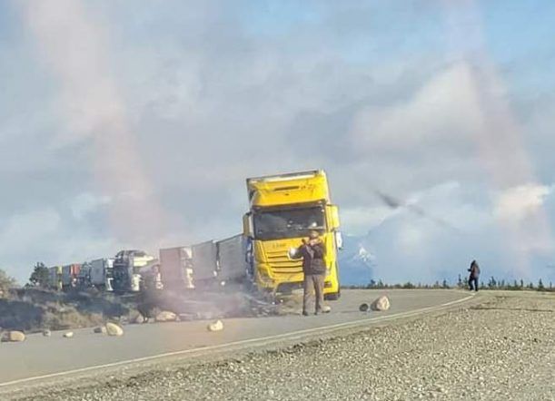 Manifestantes demoran el tránsito en Rutas 1S y 40
