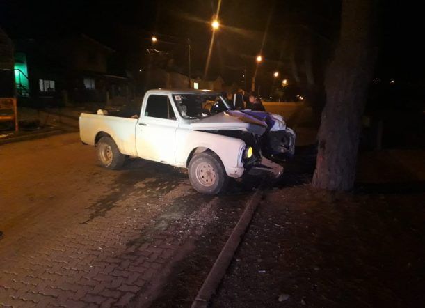 Conducía ebrio, sin documentación y chocó contra un pino