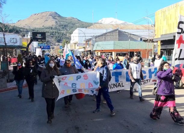Estatales marcharon por el centro de Esquel