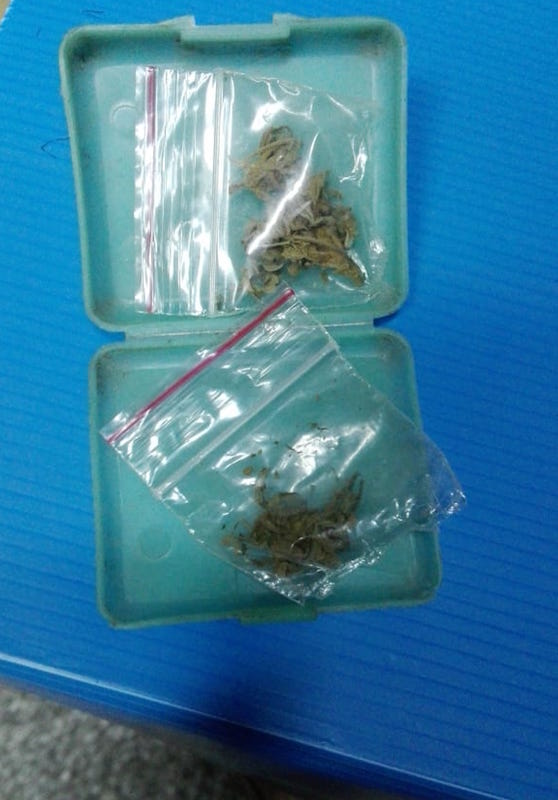 Conducía ebrio, sin papeles y con marihuana