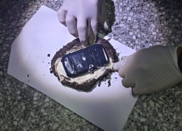 Tiraron un “cascote” al patio de la comisaría,era un celular