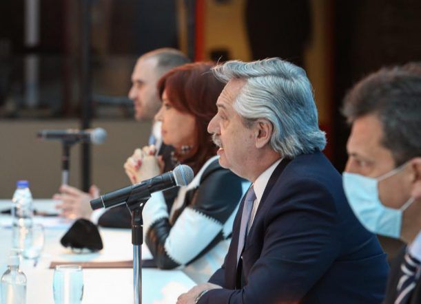 Arcioni participó del anuncio sobre la reestructuración de la deuda