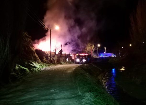 Voraz incendio de una casa dejó a un hombre lesionado