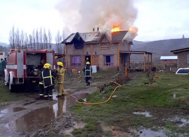 Cholila: Extinguen un foco de incendio en una casa