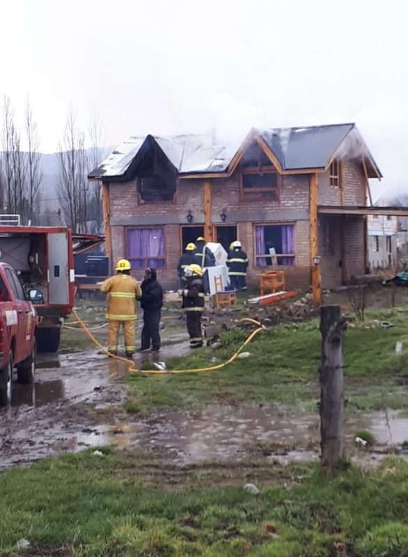 Cholila: Extinguen un foco de incendio en una casa
