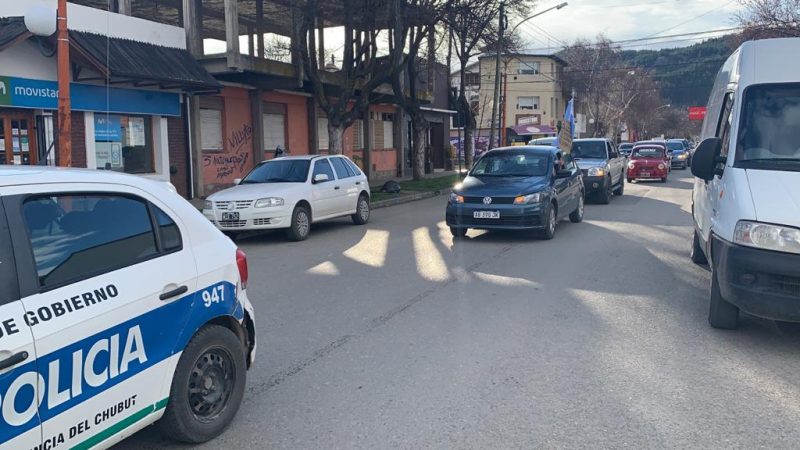 Marcha y bocinazo de retirados de la Policía en Esquel