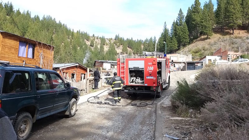 Vecinos ayudaron a controlar un principio de incendio
