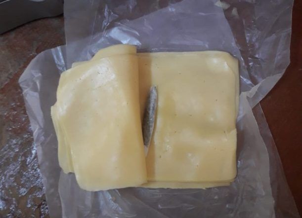 Llevaba marihuana entre el queso para un detenido