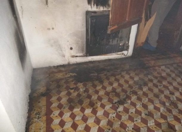 Rescatan a un joven que quedó encerrado en un incendio