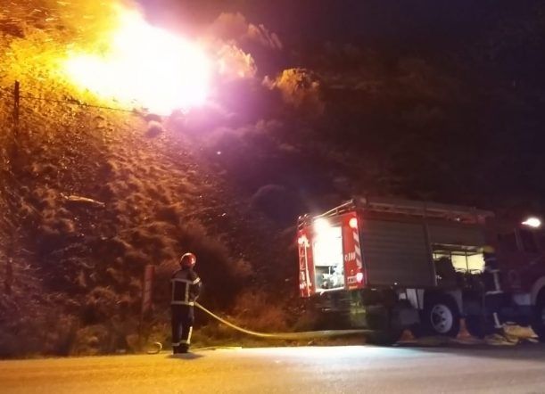 Bomberos intervino en un incendio próximo a la vía