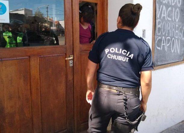 Sorprenden a una jovencita dentro de un local robando dinero