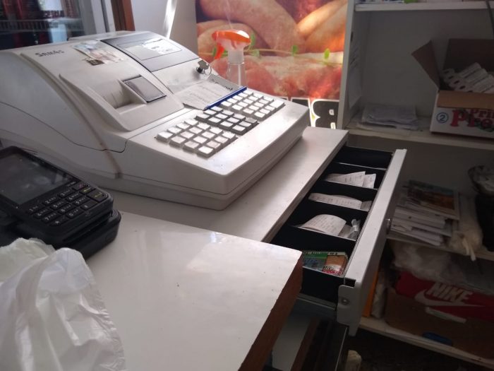 Sorprenden a una jovencita dentro de un local robando dinero