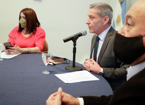 Firman convenios con Intendentes de la Comarca para mantener escuelas