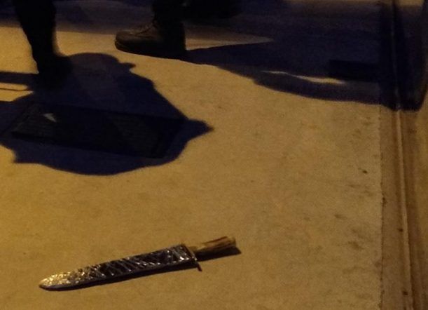 Trepó un portón, cayó y quiso agredir a policías