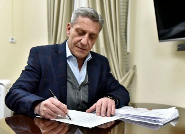 Arcioni promulgó la Ley del Fondo Fiduciario suscripto con Nación