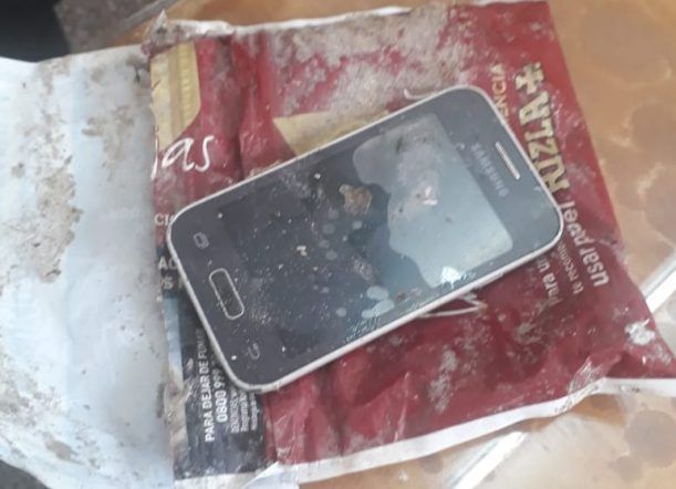 Intentaron ingresar un celular para un detenido en la Comisaría
