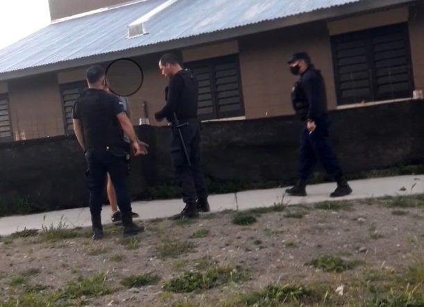 Los corrió con un cuchillo y les largó los perros